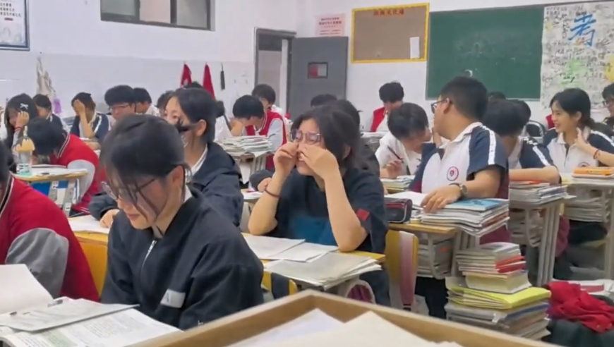 新奥门开奖记录查询2025年,低配版雄鹰一样的女人,确保成语解释落实的问题_定制版V15.8